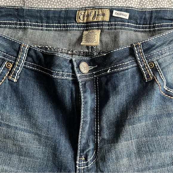 Earl Jean plus size jean shorts in medium dark denim with stretch + full pockets - Picture 4 of 12